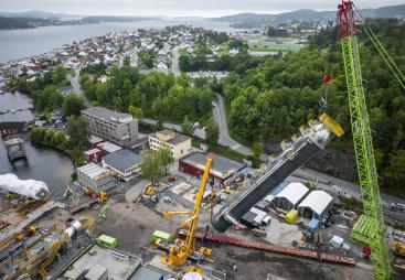 Absorber lift being installed at Heidelberg Materials' Brevik cement plant