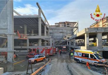 A picture of a building that was under construction but has collapsed with emergency vehicles
