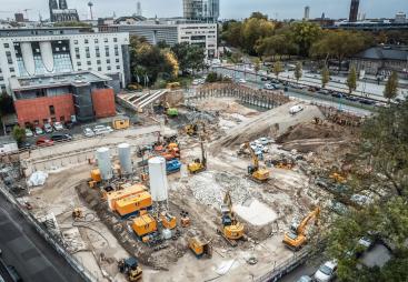 An aerial view of Bauer Spezialtiefbau's 8-metre-deep excavation pit, which is now ready for the construction of the 18-storey, 69.5-metre-tall administrative building for Landschaftsverband Rheinland (LVR), which is due to complete in 2028.