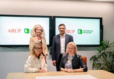 Signing the Memorandum of Understanding. Seated (left to right): Dame Jo da Silva (chief sustainable development officer, Arup), Dr Katharina Beumelburg (chief sustainability and new technologies officer, Heidelberg Materials); standing behind (left to right): Jemima Bruin-Bland, carbon capture and utilisation lead – UKIMEA, Arup), Mubarik Chowdhry (vice president global key account and product management evoZero, Heidelberg Materials)