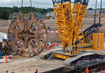 The 120-tonne, 8.62-metre diameter cutterhead of TBM Mary Ann being lifted from a 22-metre-deep portal at Washwood Heath using a 700-tonne crawler crane