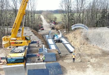 ABM Precast Solutions, working in partnership with ABM Mosty, has completed the rapid installation of a new precast concrete arch bridge in the Czech Republic.