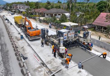 An aerial view of a road building project in Thailand showing Wirtgen’s SP 64 slipform paver installing reinforced concrete highways without the need for fixed formwork.