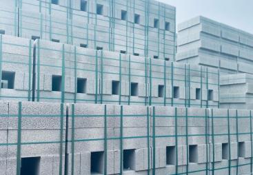 Cemex’s new voided packaging for concrete blocks allows forklift access without timber pallets, using recycled plastic straps.