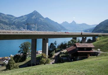 A concrete motorway bridge in Switzerland with a house in the foreground and a lake behind: In Switzerland, the ETH spin-off Mondaic is working with the Swiss Federal Roads Office on a project for the inspection of bridges. (Image: Urs Flueeler / Keystone)