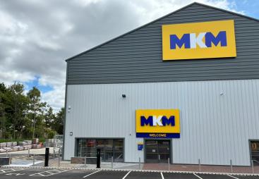 An exterior view of MKM’s new Wolverhampton branch, which includes a Fast Lane drive-thru warehouse and showroom facilities.