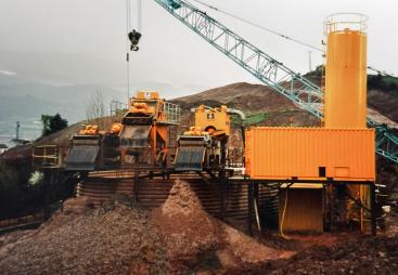 Bauer MAT’s slurry handling systems are used on major foundation and tunnelling projects to mix and separate bentonite and cement-based materials.