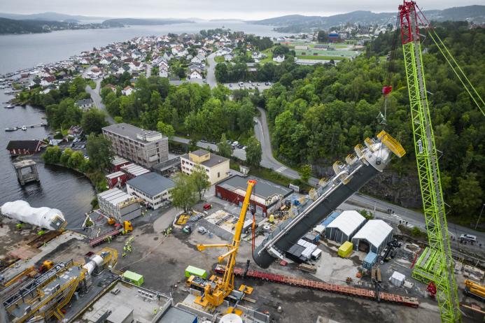 Absorber lift being installed at Heidelberg Materials' Brevik cement plant