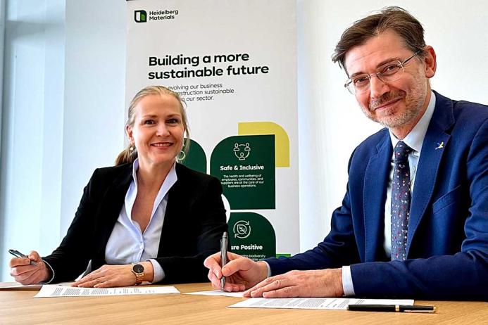 Dr Nicola Kimm and Martin Harper sign memorandum of understanding