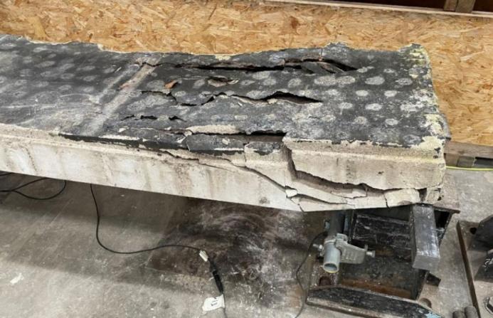 RAAC plank during flexural test 