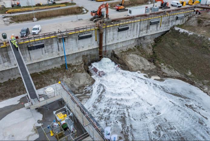 Flooding the dock with 800,000 m³ of water –