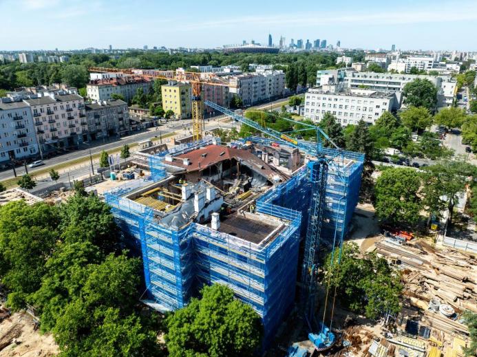 An aerial view of the the Sinfonia Varsovia, Warsaw, Poland covered in Doka's Ringlock scaffolding system.