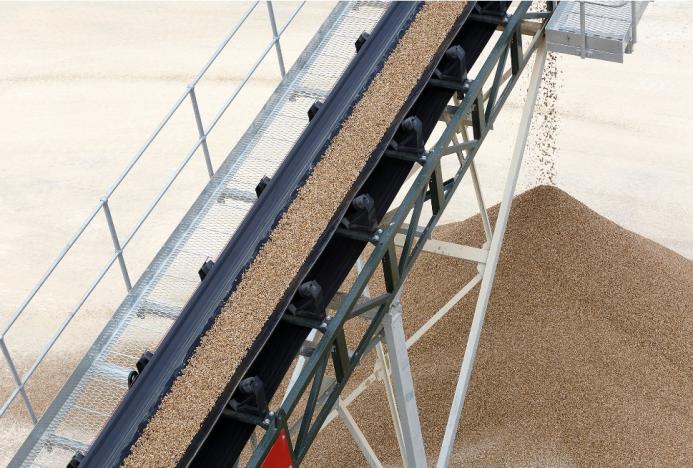 Aggregates on a conveyor belt