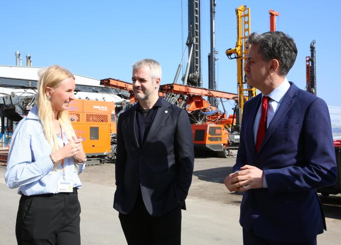(L-R) Gracie Bocking, trainee civil engineer; Oliver Coppard, Mayor of South Yorkshire, Ed Miliband, Doncaster North MP.