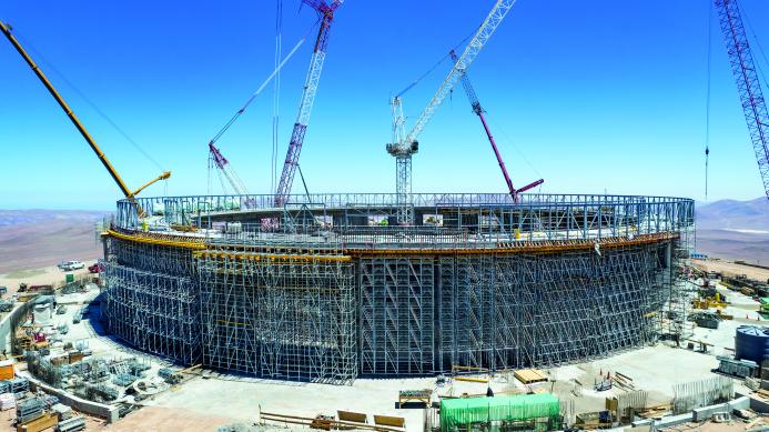 By combining the ST 100 Stacking Towers with components from the PERI UP Scaffolding Kit, access to the platform above could be created.