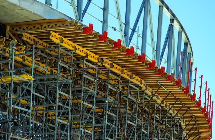 Shoring construction consisting of ST 100 Stacking Towers for load transfer of the cantilevered platform at the top. (Photo: PERI SE)