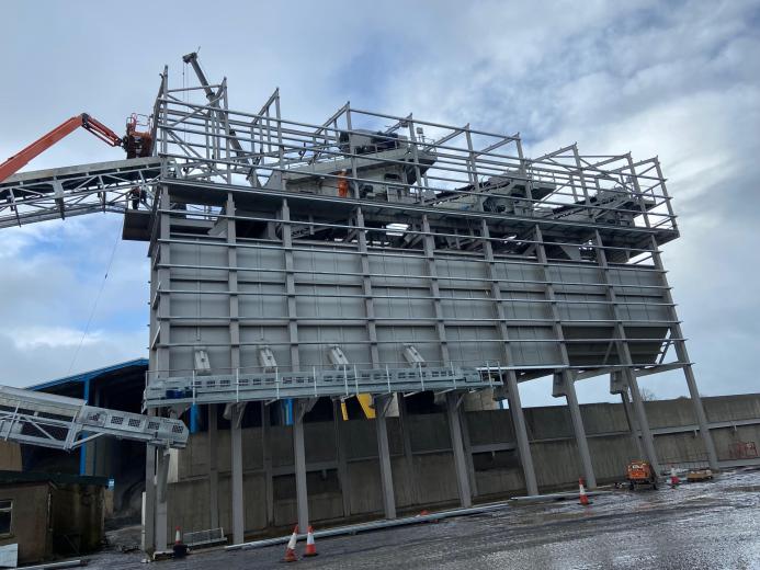 QMS supplied two of its B-Series B4 cone crushers along with four screening units—two 2 m x 7 m double-deck screens and two triple-deck variants.