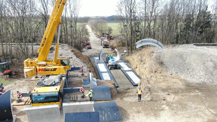 ABM Precast Solutions, working in partnership with ABM Mosty, has completed the rapid installation of a new precast concrete arch bridge in the Czech Republic.