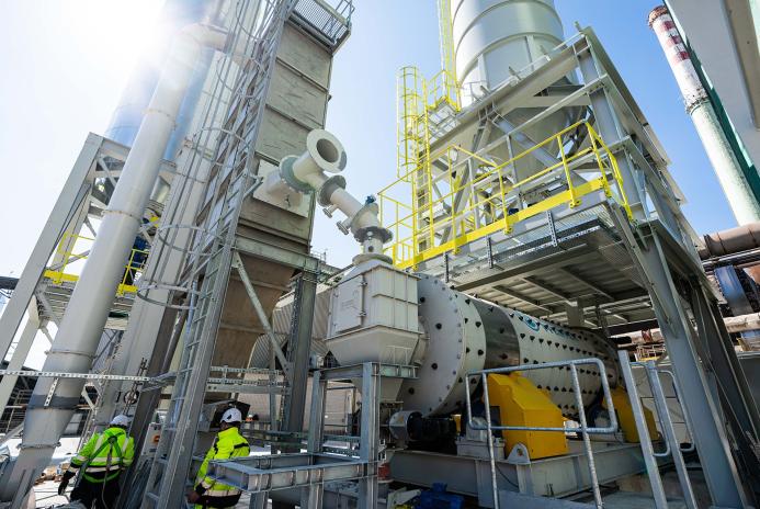 Heidelberg Materials' Górażdże cement plant now hosts the world’s first industrial-scale enforced carbonation facility for concrete paste.
