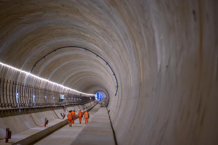 The inside of Long Itchington Wood Tunnel, a 1.6 km twin-bore tunnel built as part of the HS2 high-speed rail line in Warwickshire. Constructed using a tunnel boring machine (TBM), it was designed to protect the ancient woodland above, reducing environmental impact. The concrete-lined tunnel plays a key role in HS2’s central section, forming part of the route between London and Birmingham.