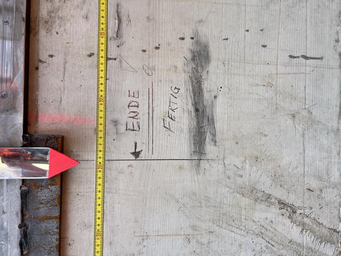 A precise end-point marker on the Rinsdorf viaduct sliding track shows the final alignment position – “Ende / Fertig” – signalling the successful completion of Germany’s first full bridge shift, including piers.