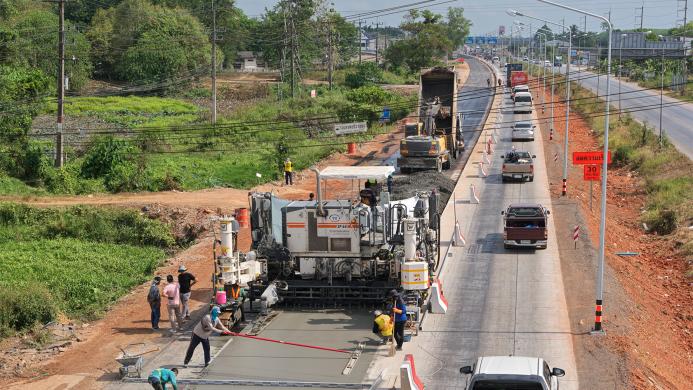 Near Tha Sala, 17 km of the Thai Buri–Nopphitam four-lane road features a thicker left-hand lane (28 cm) to accommodate lorry traffic, compared with 25 cm on the right.