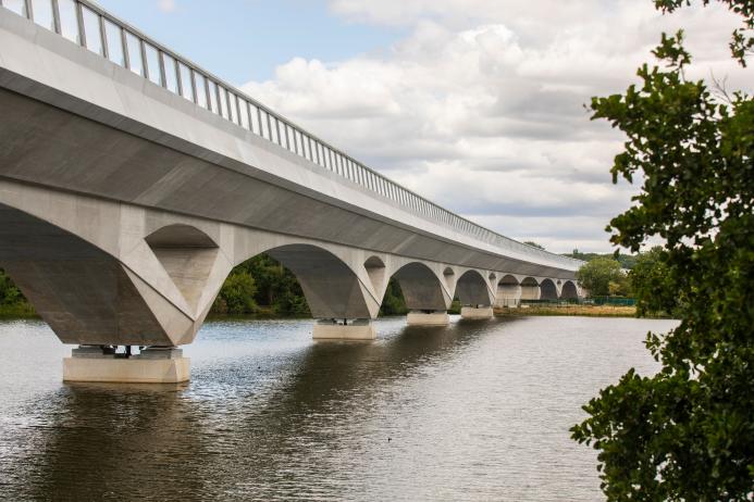 Each deck unit weighed up to 140 tonnes, lifted into place to form the UK’s longest rail bridge.