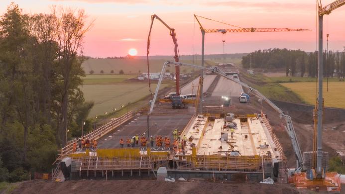Specialist Cemex concrete designed for frost and salt resistance was used on the final bridge of the Hořice–Sadová motorway.