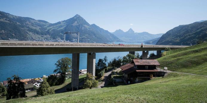 A concrete motorway bridge in Switzerland with a house in the foreground and a lake behind: In Switzerland, the ETH spin-off Mondaic is working with the Swiss Federal Roads Office on a project for the inspection of bridges. (Image: Urs Flueeler / Keystone)