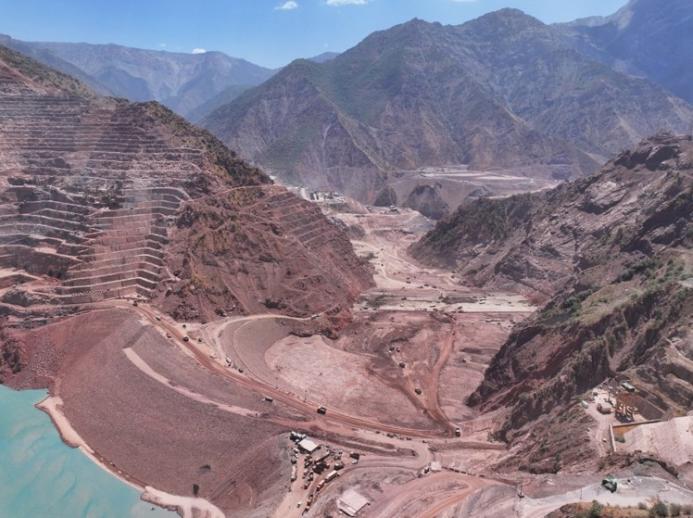 An aerial view of the The Rogun Dam in Tajikistan, which is on course to reach 335 m, supported by large-scale embankment, foundation and concrete works.