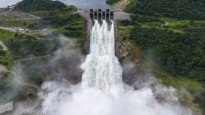 The 170-metre-high RCC dam contains over 10.7 million m³ of concrete, making it the largest structure of its kind in Africa.