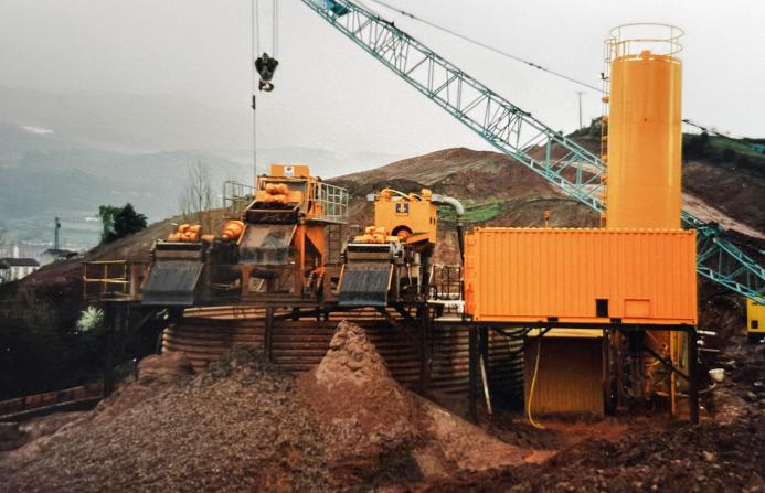 Bauer MAT’s slurry handling systems are used on major foundation and tunnelling projects to mix and separate bentonite and cement-based materials.