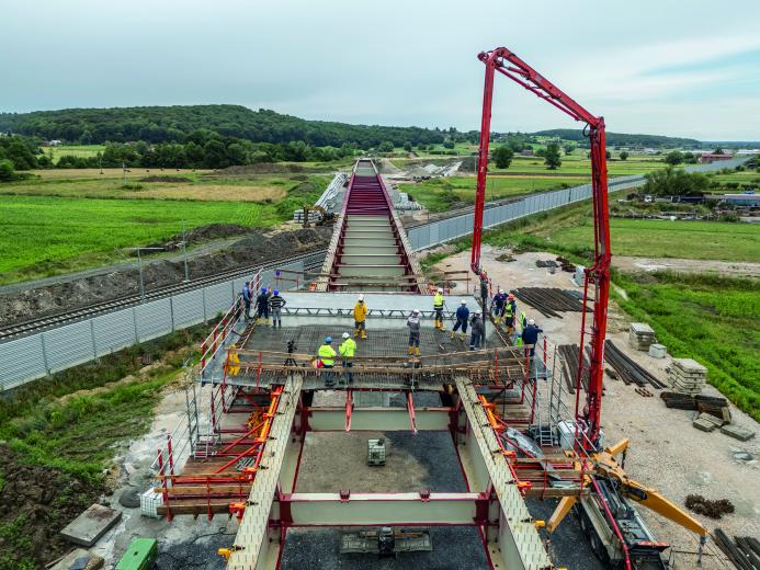 Because the VCT Composite Track operates beneath the superstructure without supports or deck penetrations, work above can continue unhindered — simplifying and accelerating construction. (Photo: PERI SE)