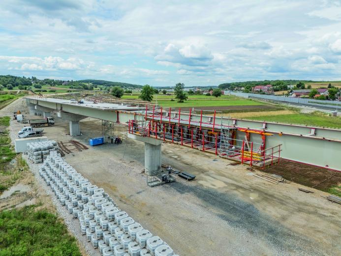 Hydraulic movement of the VCT Composite Track reduces the need for heavy machinery on site. A telescopic crane is sufficient for assembly, with no additional mechanical assistance required during operation. (Photo: PERI SE)