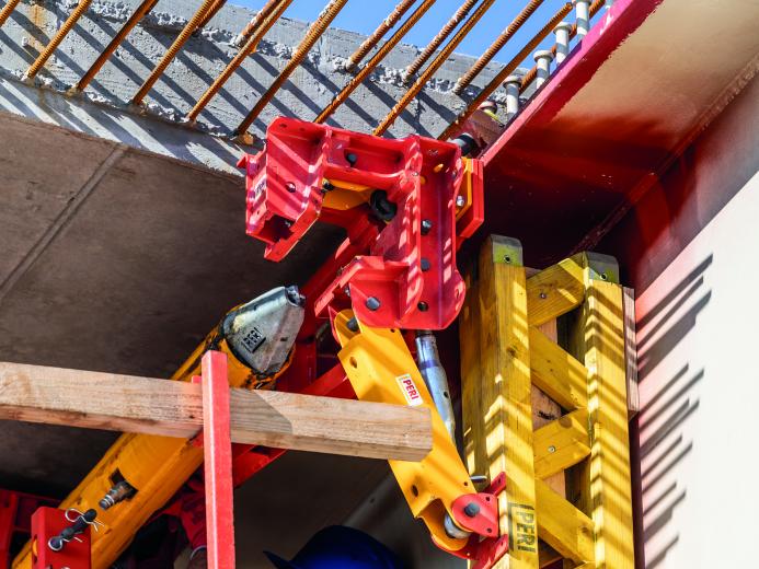 The composite track is quick and easy to operate and move, passing smoothly over any obstructions. (Photo: PERI SE)