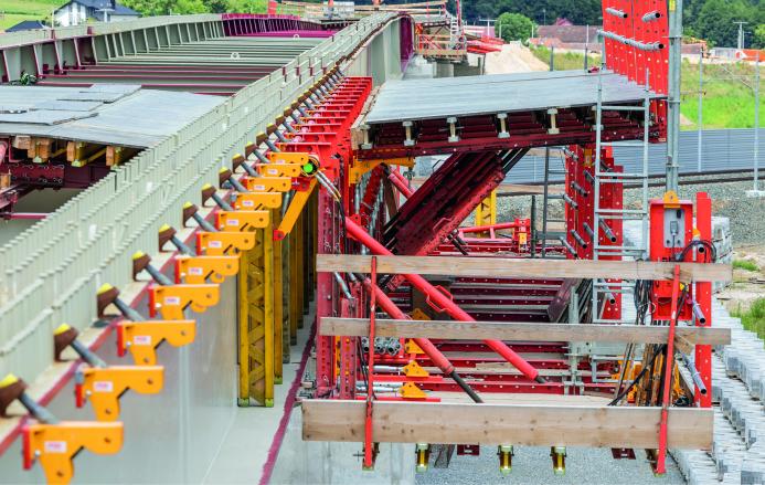 The VCT Composite Track runs beneath the superstructure and eliminates the need for welded formwork carriage supports. This results in a higher-quality carriageway slab and faster, simpler construction processes, supported by a hydraulic drive system. (Photo: PERI SE)
