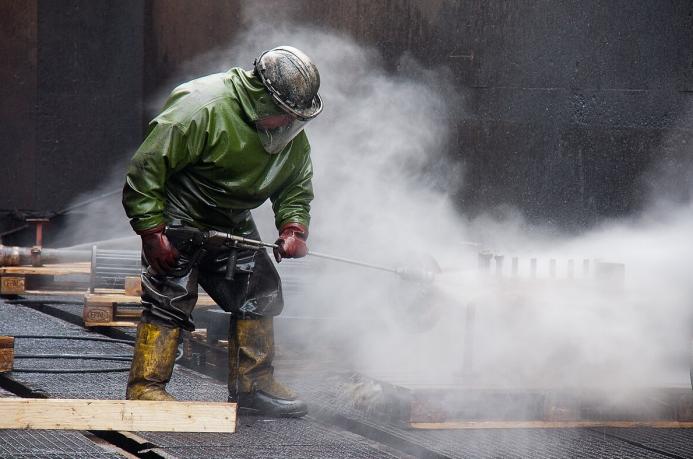 High pressure cleaning of pressure vessel parts in the chemical industry