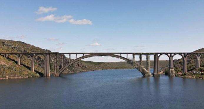 The Martín Gil Viaduct’s 200-metre concrete arch, a 20th-century engineering landmark, is being restored using ULMA’s BRIO scaffolding and modular MK systems.