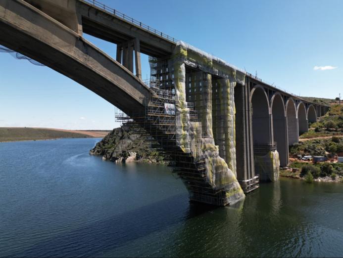 Scaffolding assembly on the Martín Gil Viaduct’s central arch: The BRIO system adapts to the bridge’s curved geometry, providing safe access for concrete repairs and inspections across the 200-metre span.