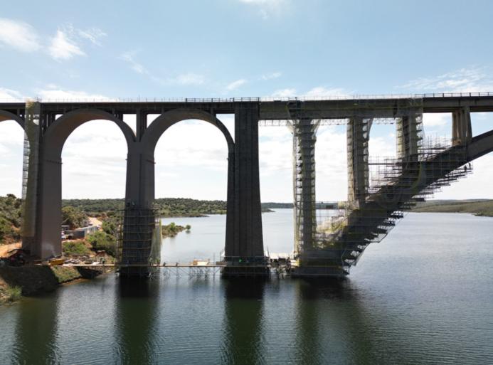 MK truss walkway installation at pier 7: Custom-engineered access platforms enable safe transport of materials and personnel despite fluctuating reservoir water levels below.