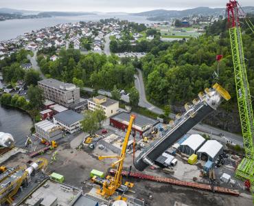 Absorber lift being installed at Heidelberg Materials' Brevik cement plant