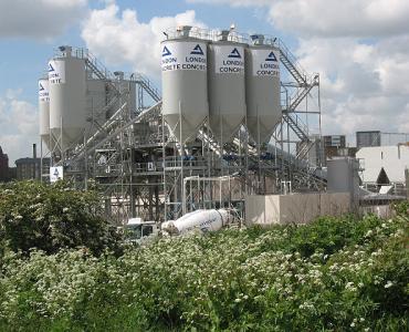 A static concrete batching plant