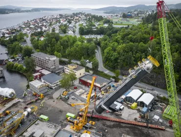 Absorber lift being installed at Heidelberg Materials' Brevik cement plant