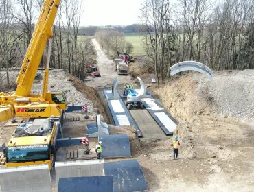 ABM Precast Solutions, working in partnership with ABM Mosty, has completed the rapid installation of a new precast concrete arch bridge in the Czech Republic.