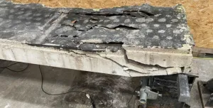  RAAC plank during flexural test 