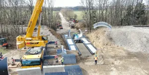 ABM Precast Solutions, working in partnership with ABM Mosty, has completed the rapid installation of a new precast concrete arch bridge in the Czech Republic.