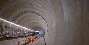 The inside of Long Itchington Wood Tunnel, a 1.6 km twin-bore tunnel built as part of the HS2 high-speed rail line in Warwickshire. Constructed using a tunnel boring machine (TBM), it was designed to protect the ancient woodland above, reducing environmental impact. The concrete-lined tunnel plays a key role in HS2’s central section, forming part of the route between London and Birmingham.