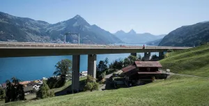 A concrete motorway bridge in Switzerland with a house in the foreground and a lake behind: In Switzerland, the ETH spin-off Mondaic is working with the Swiss Federal Roads Office on a project for the inspection of bridges. (Image: Urs Flueeler / Keystone)