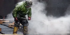 High pressure cleaning of pressure vessel parts in the chemical industry