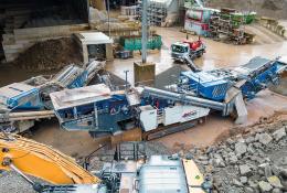 A blue mobile crushing plant